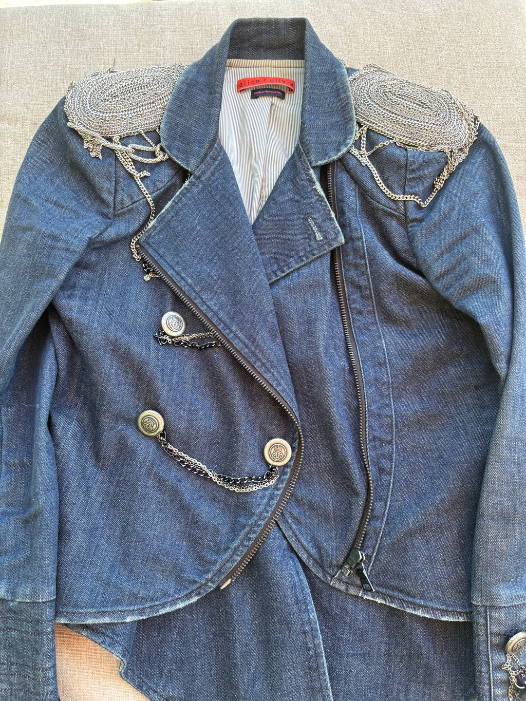 The Seven EP cover original Jacket - Alice + Olivia Denim Military Jacket
Worn by Emily King on the cover of the Seven EP (2011) Xs