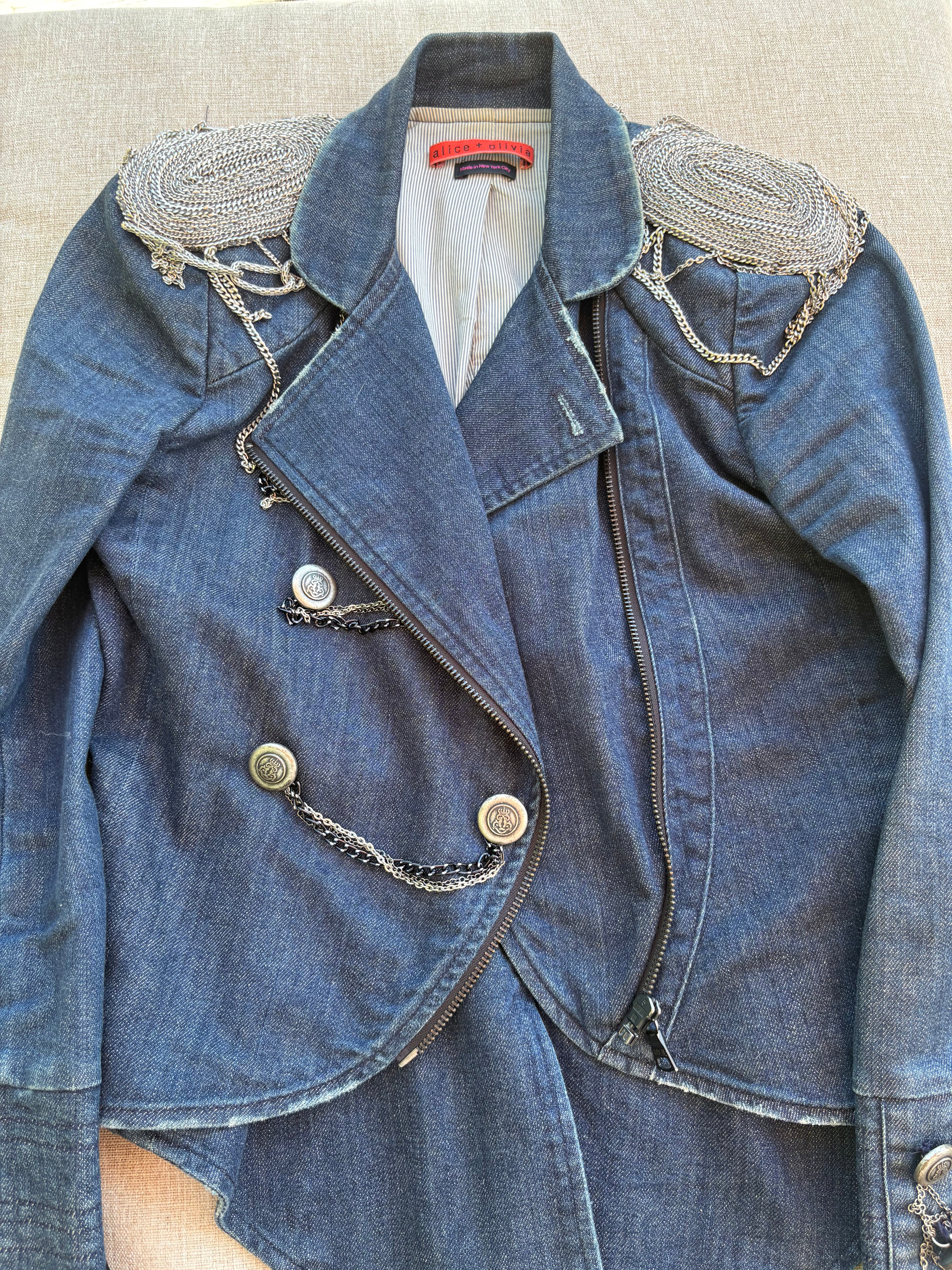 The Seven EP cover original Jacket - Alice + Olivia Denim Military Jacket
Worn by Emily King on the cover of the Seven EP (2011) Xs