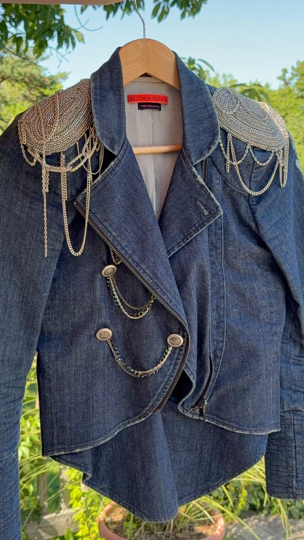 The Seven EP cover original Jacket - Alice + Olivia Denim Military Jacket
Worn by Emily King on the cover of the Seven EP (2011) Xs